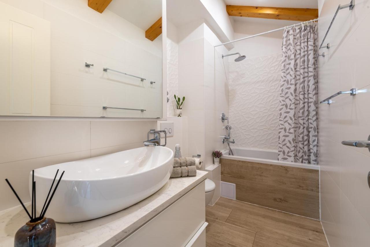 Lighthouse Central Apartments Omiš Екстериор снимка